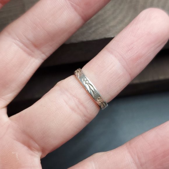 Size 4 Sterling Silver Small Cute Nature Pattern Ring - Picture 2 of 6